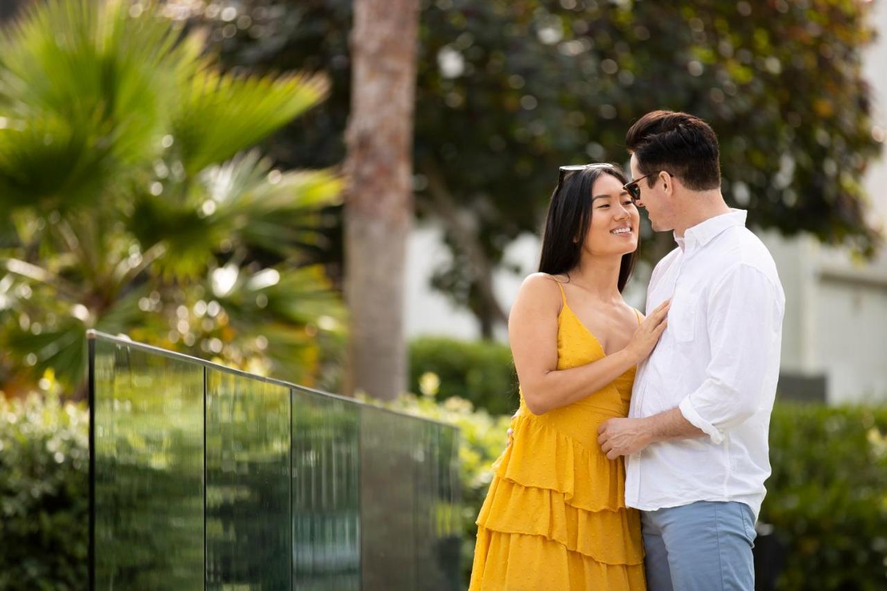Pullman Magenta Shores Resort Entrance Eksteriør billede A couple in love