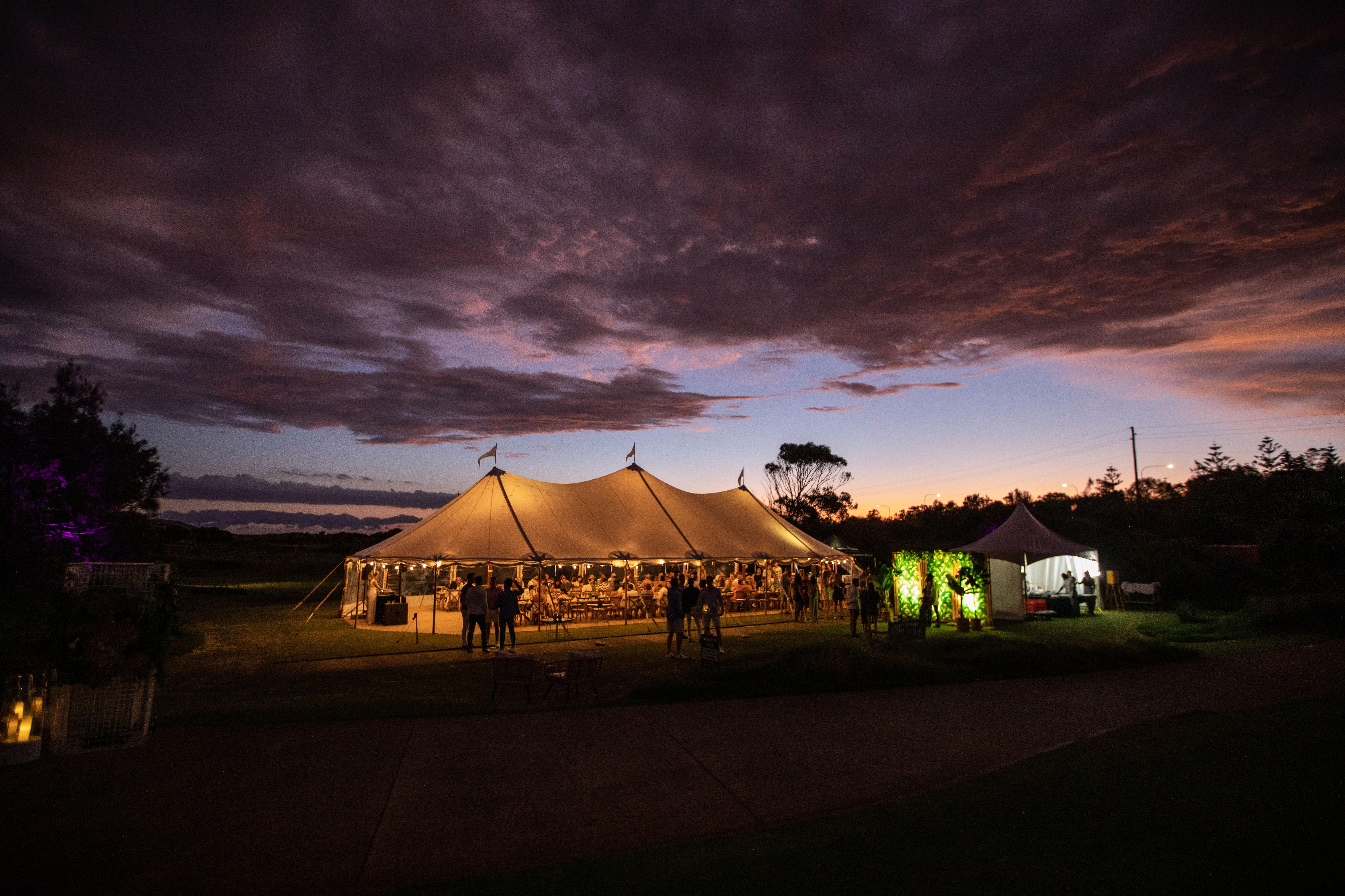 Pullman Magenta Shores Resort Entrance Eksteriør billede The tent at the 2011 Australian Open