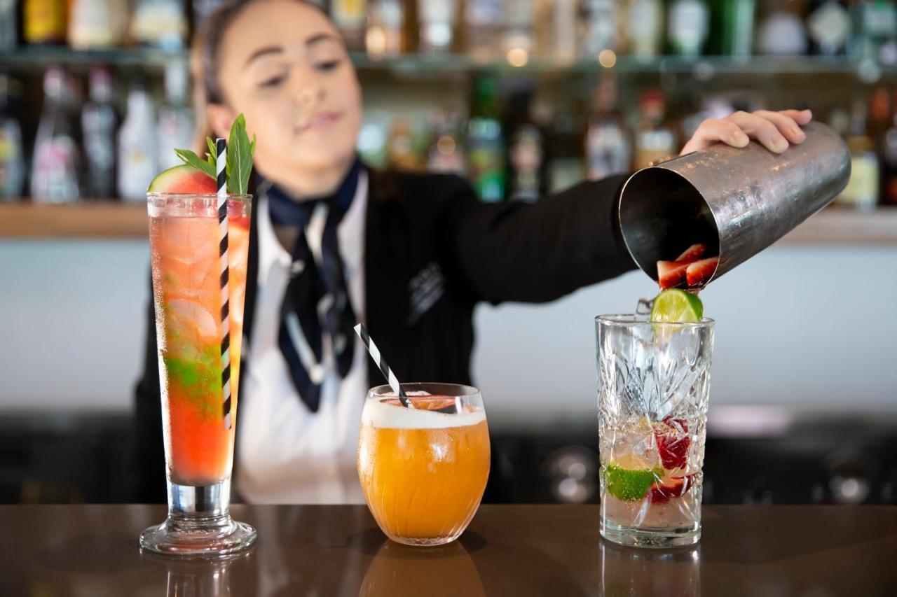 Pullman Magenta Shores Resort Entrance Eksteriør billede A bartender pouring a drink