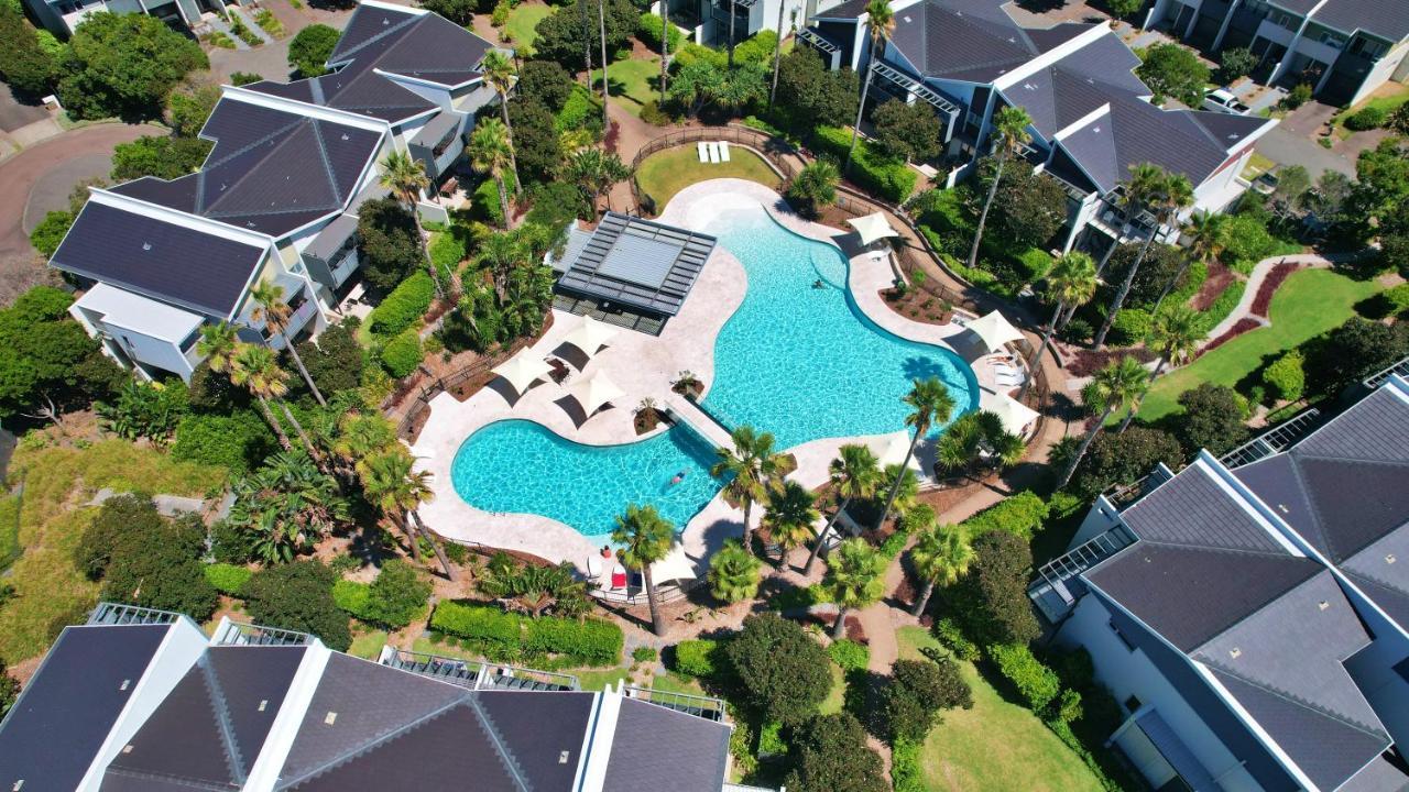 Pullman Magenta Shores Resort Entrance Eksteriør billede Aerial view of the pool at the clubhouse