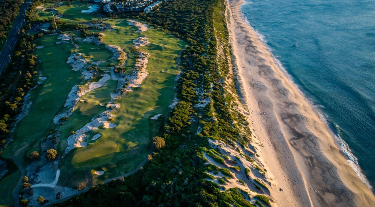 Pullman Magenta Shores Resort Entrance Eksteriør billede Aerial view of the 18th hole at the 2018 U.S. Open