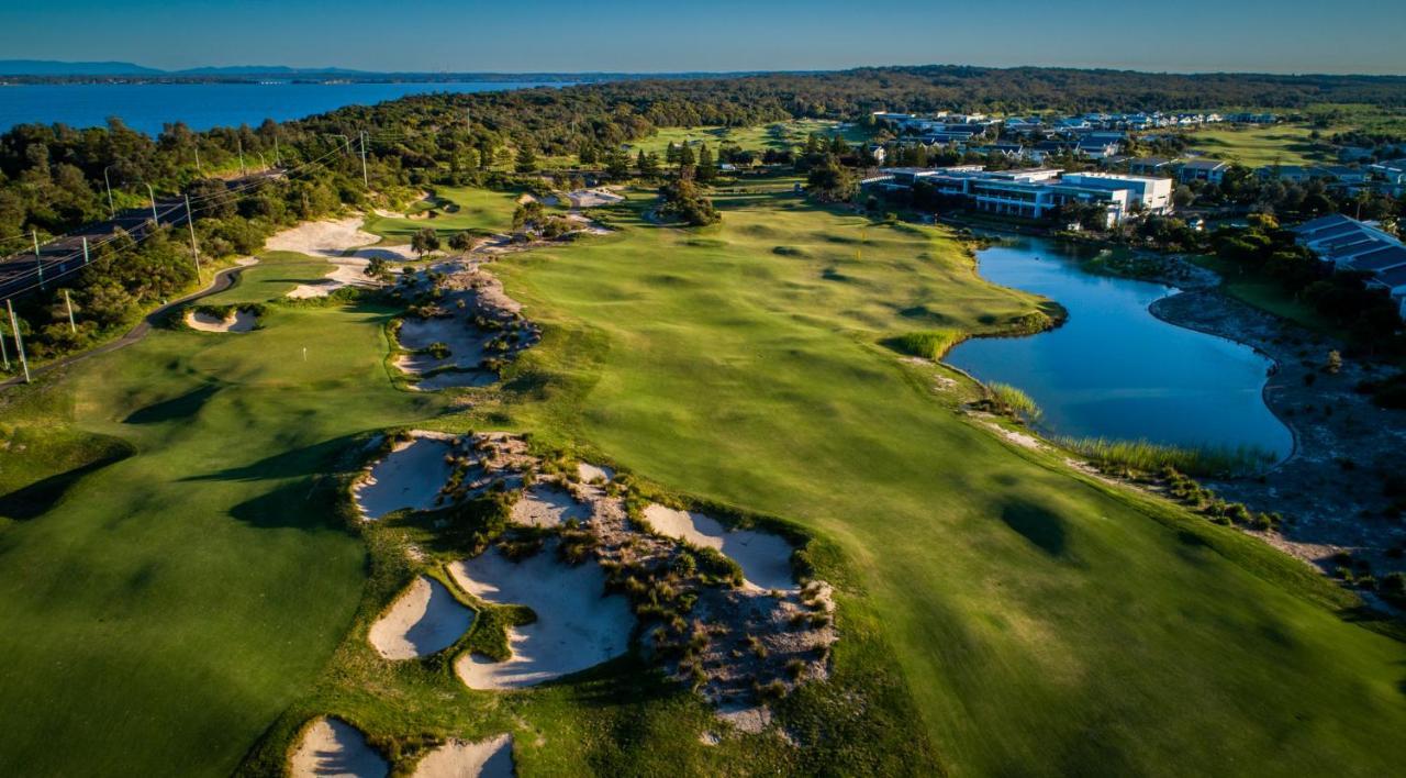Pullman Magenta Shores Resort Entrance Eksteriør billede Aerial view of the 18th hole at the 2019 U.S. Open