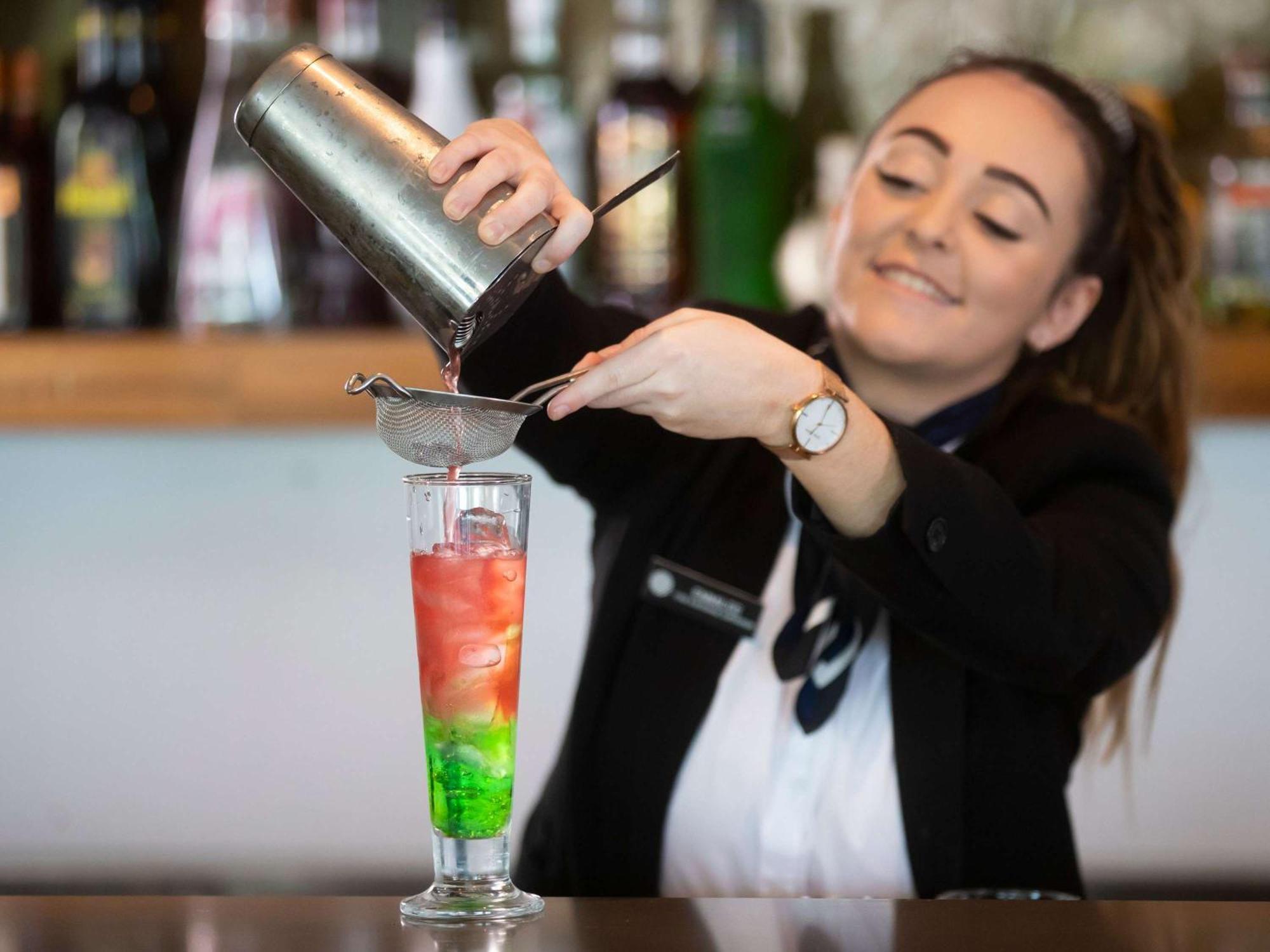 Pullman Magenta Shores Resort Entrance Eksteriør billede A bartender preparing a cocktail