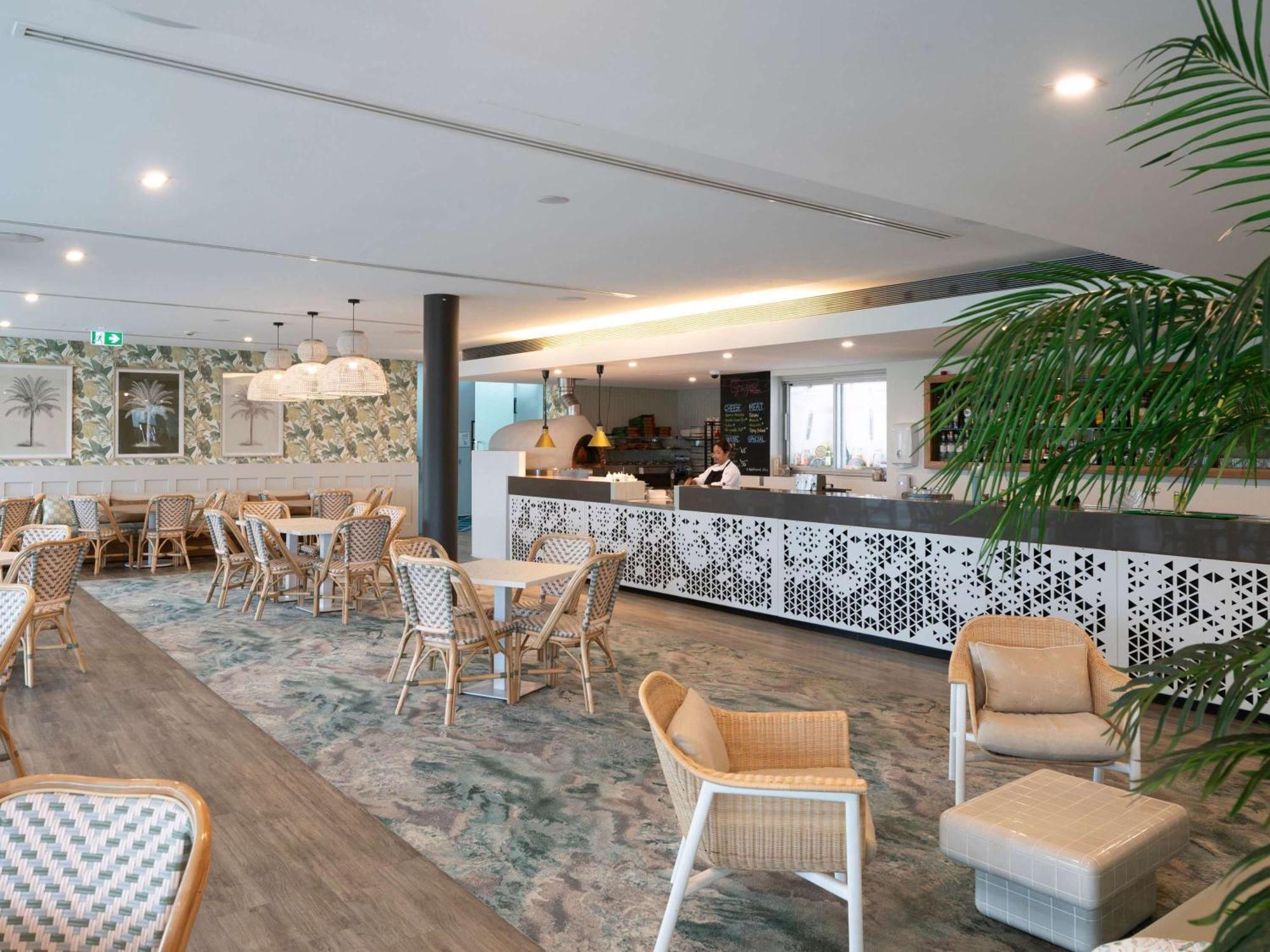 Pullman Magenta Shores Resort Entrance Eksteriør billede The lounge at the airport