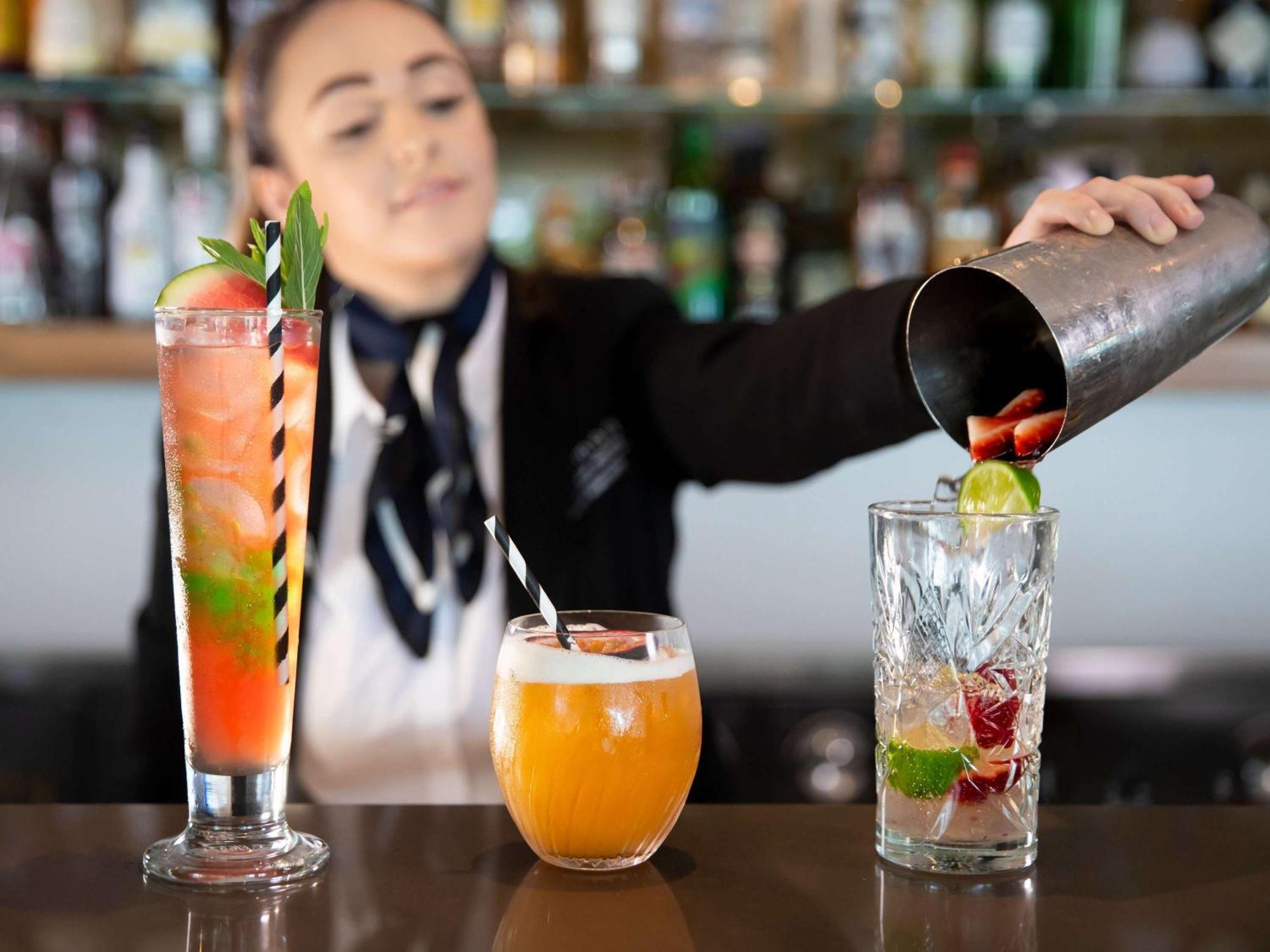 Pullman Magenta Shores Resort Entrance Eksteriør billede A bartender mixing drinks