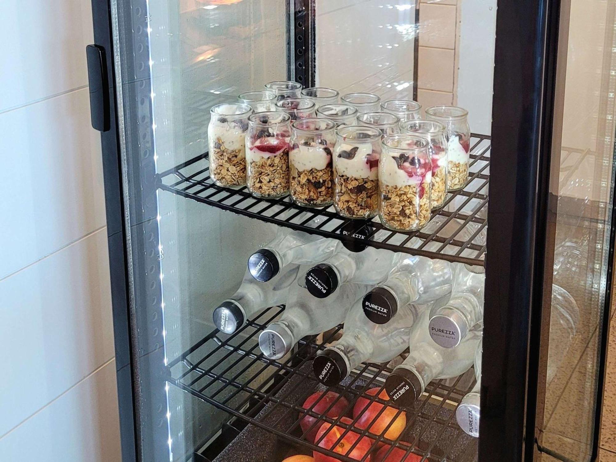 Pullman Magenta Shores Resort Entrance Eksteriør billede A glass door refrigerator