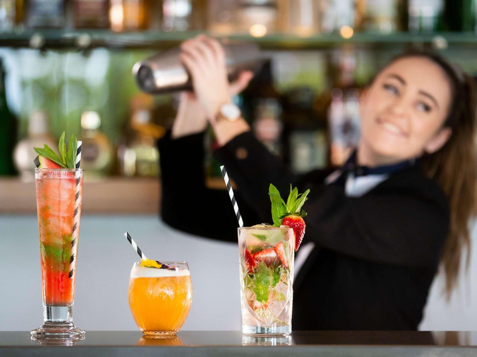Pullman Magenta Shores Resort Entrance Eksteriør billede A bartender shaking a cocktail